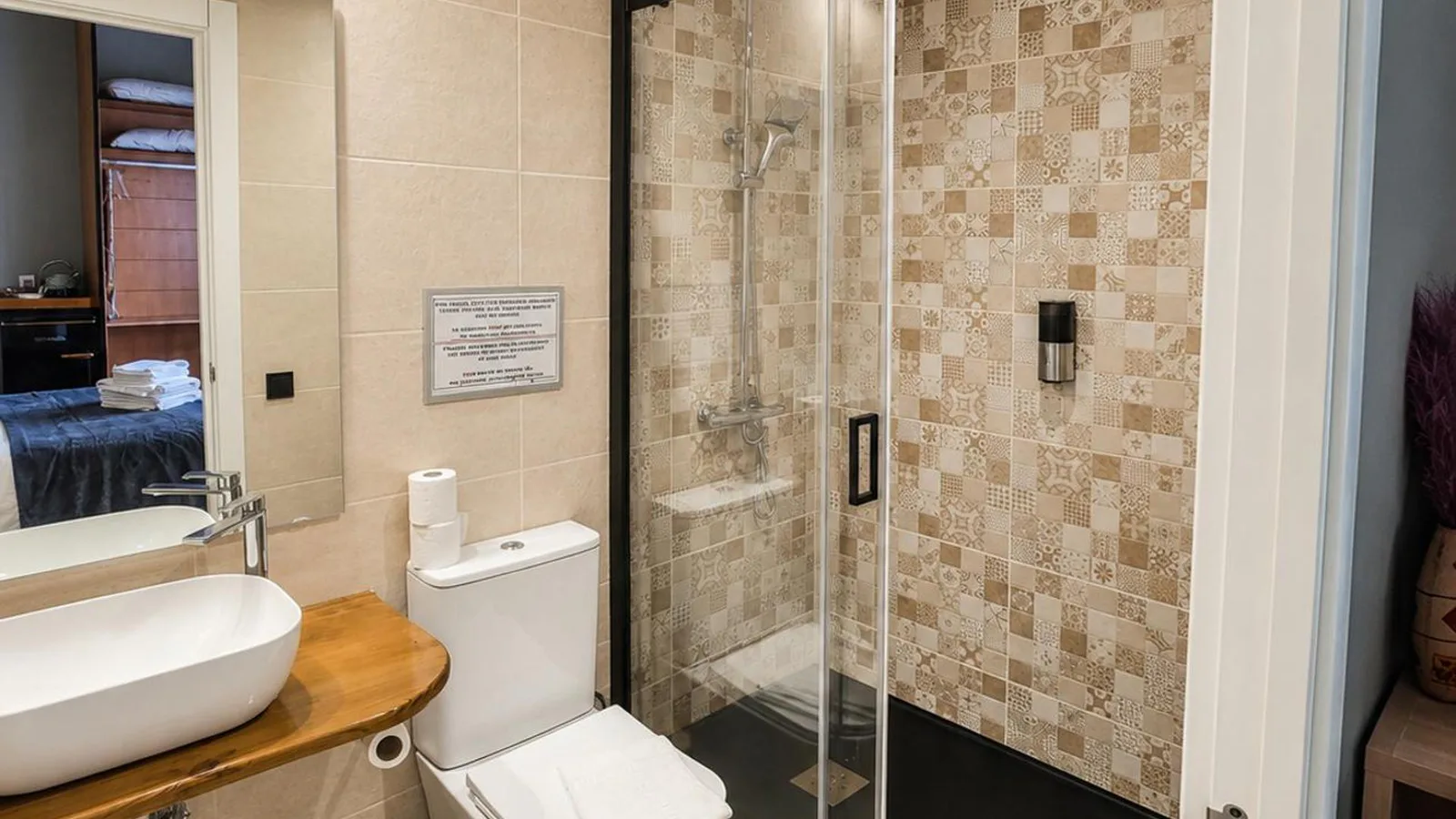 Hostal Luxury Green Madrid Gran Vía · 3