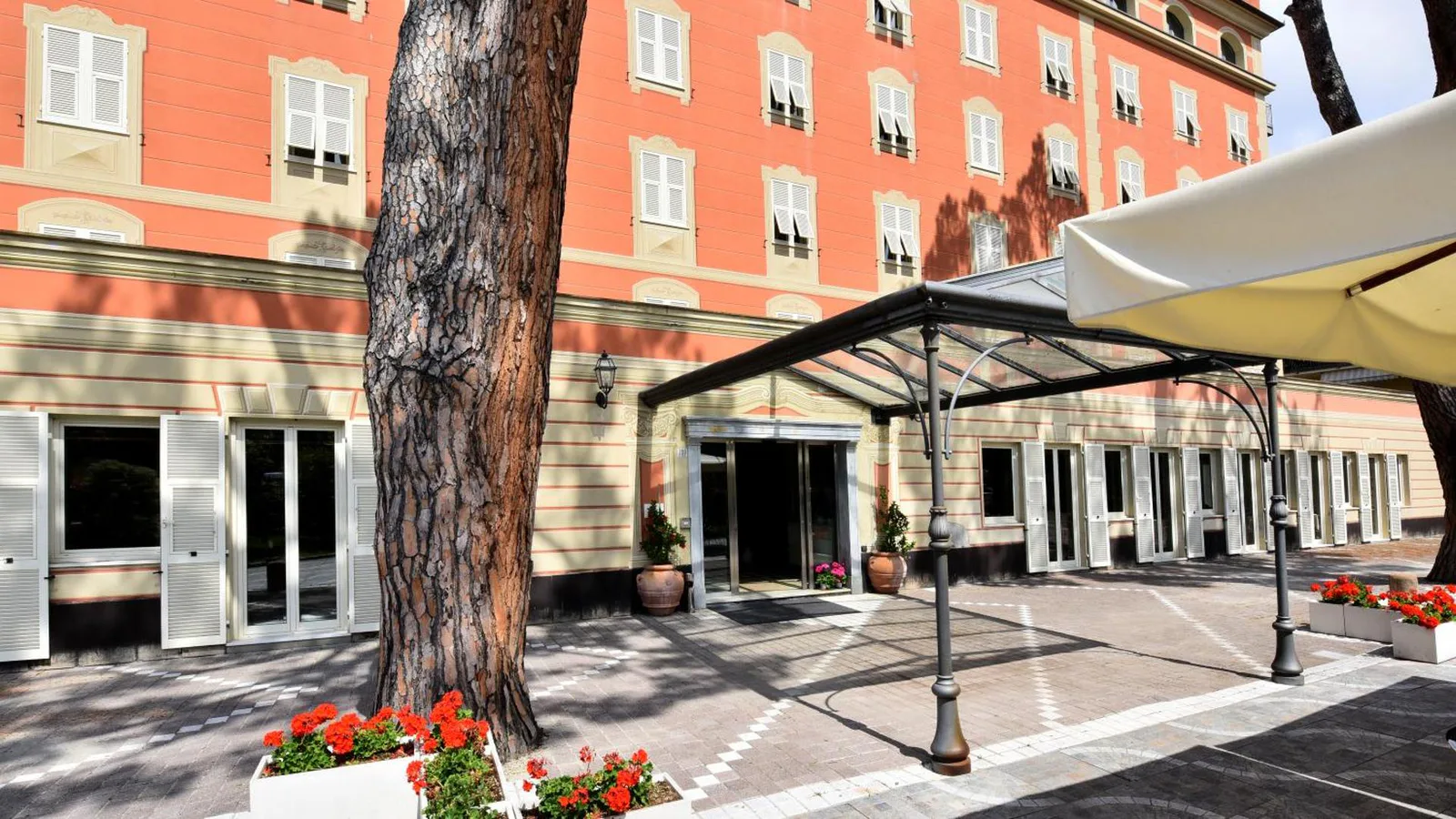 Hotel Sud Est by Fam Rossetti · 1