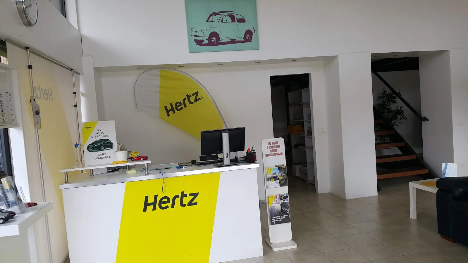 Hertz Autonoleggio - Genoa Chiavari - Corso De Michiel 127 · 3