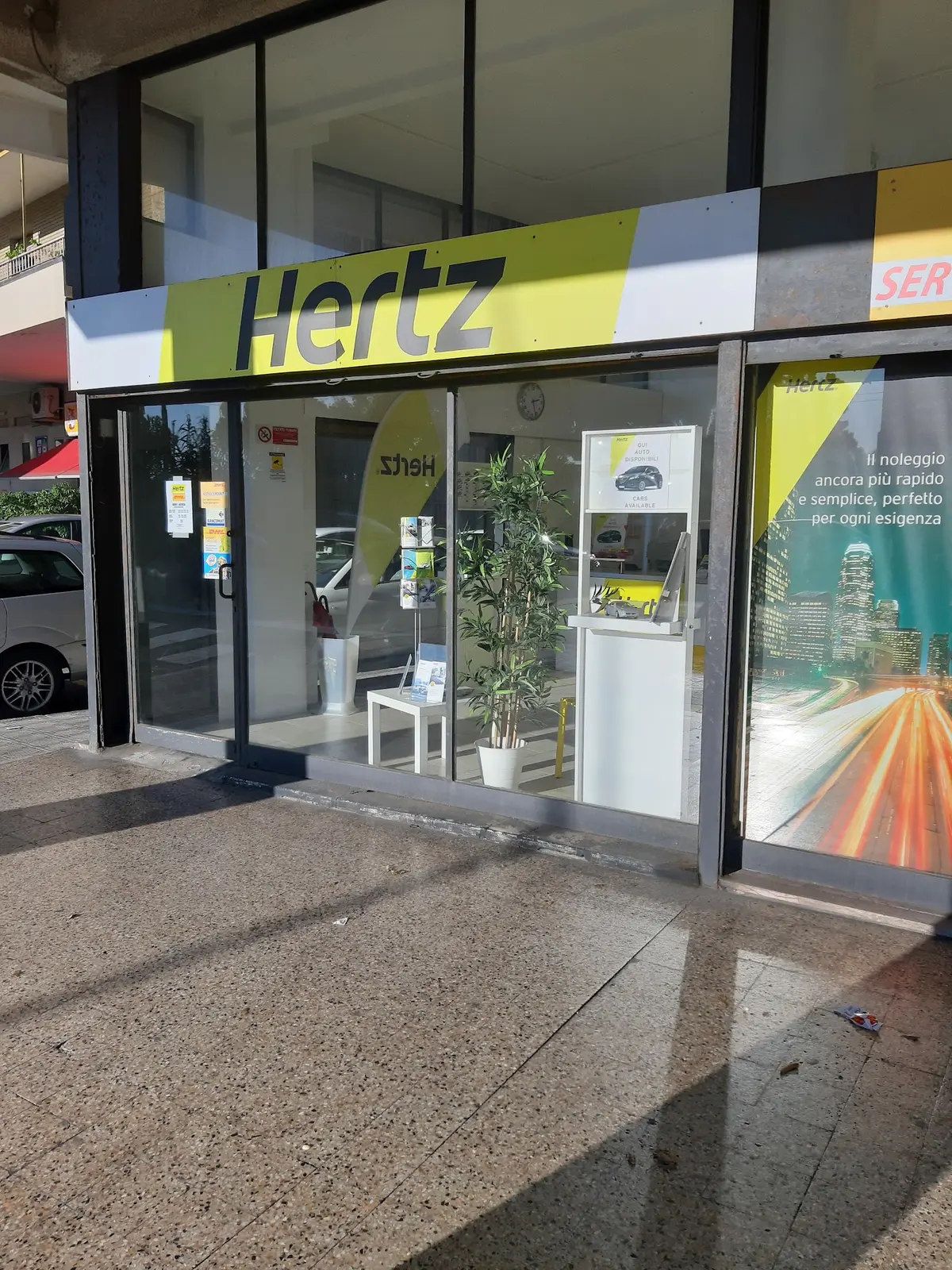 Hertz Autonoleggio - Genoa Chiavari - Corso De Michiel 127 · 4
