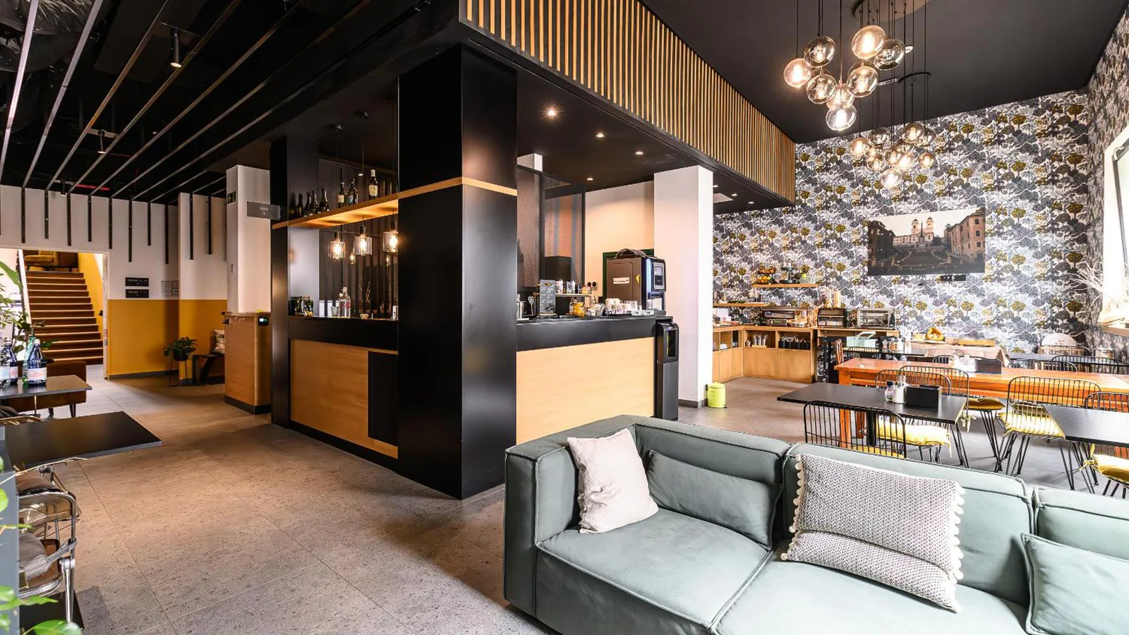 Central Lodge Hotel · 1