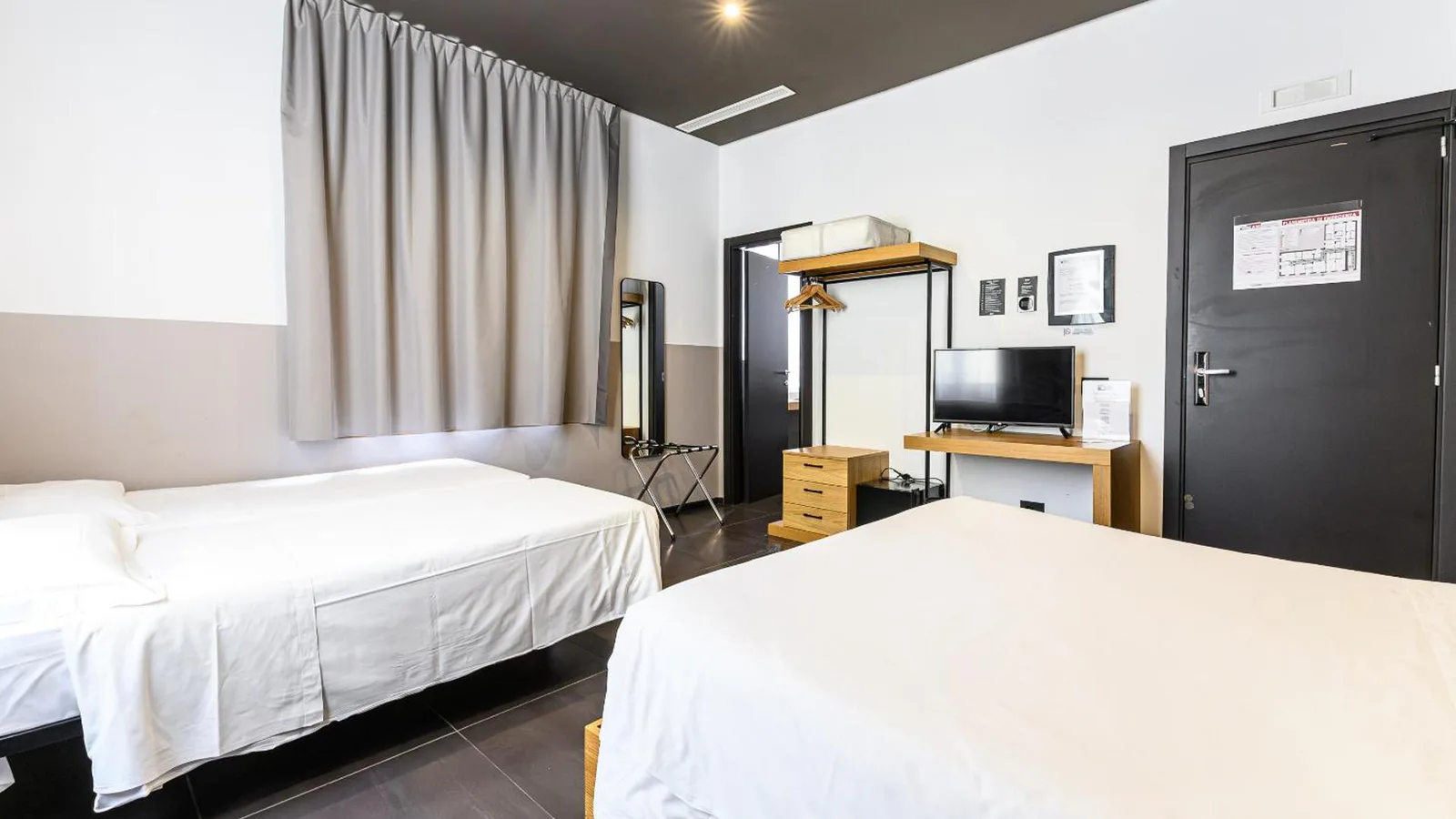 Central Lodge Hotel · 4