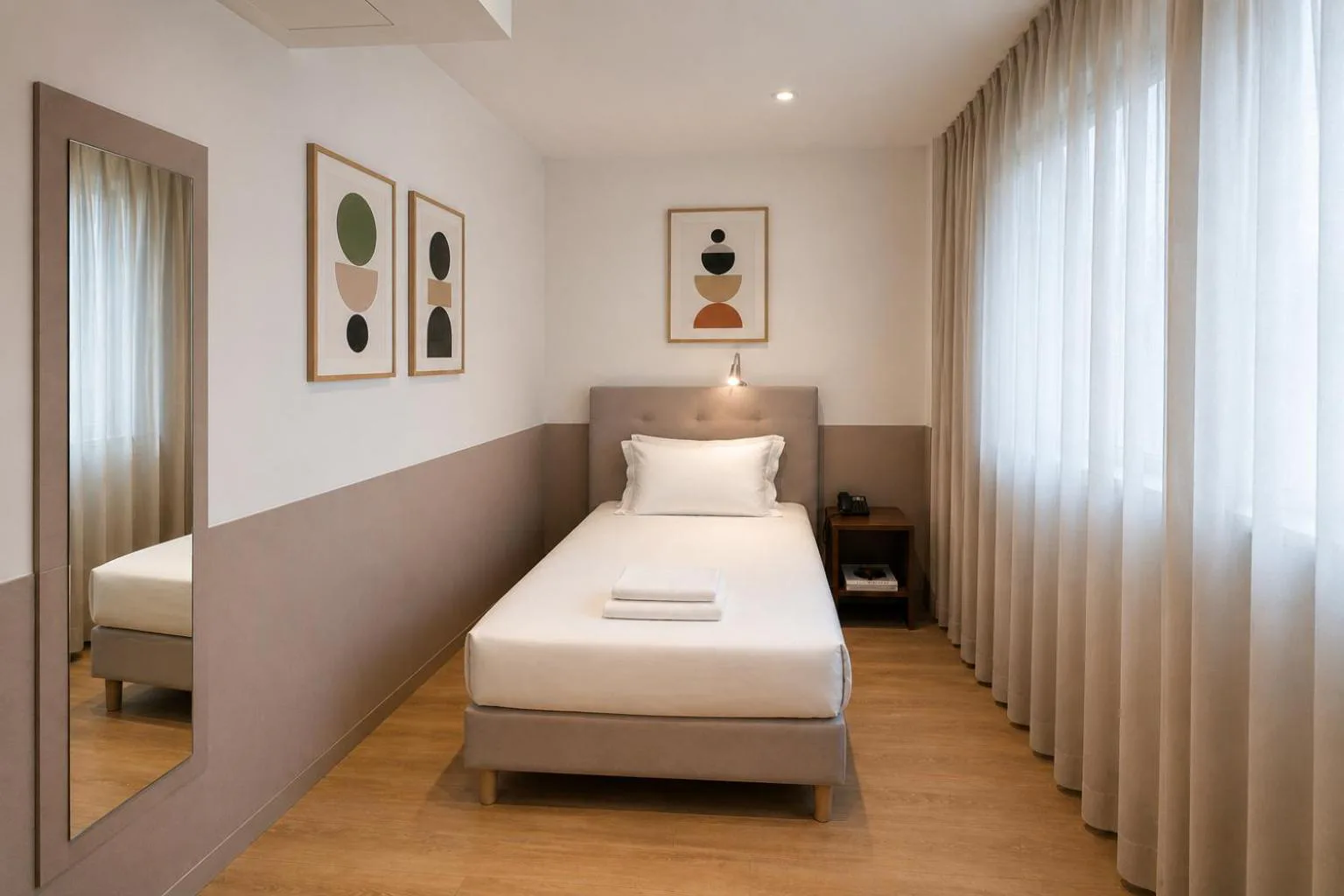 Lh HOTELS · 4