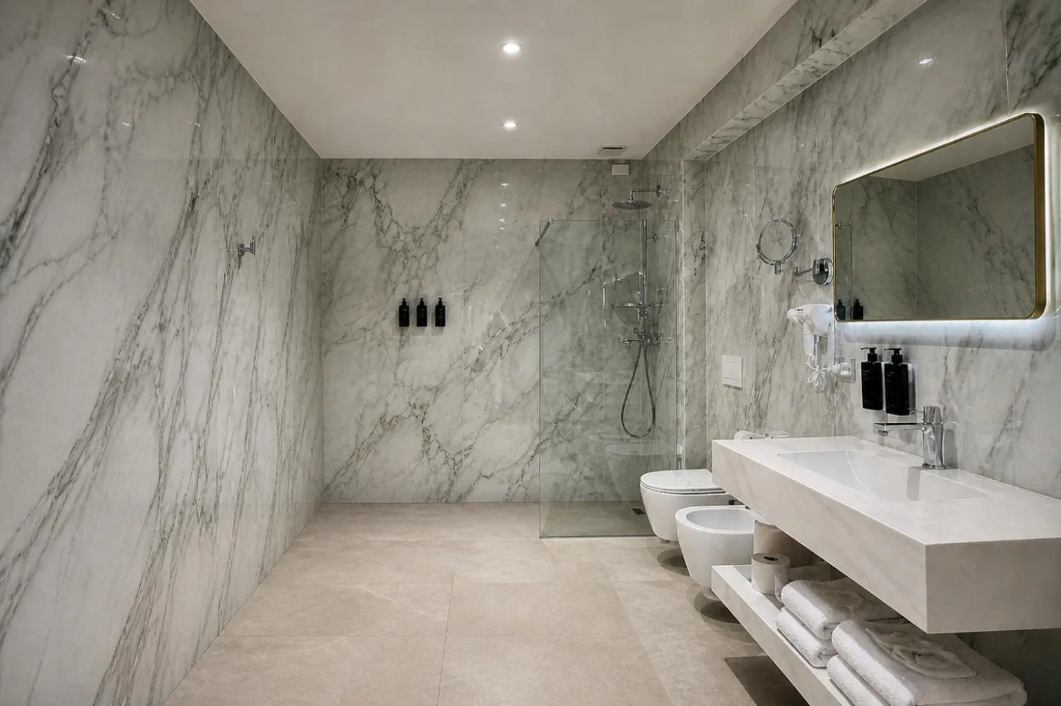 Lh HOTELS · 5