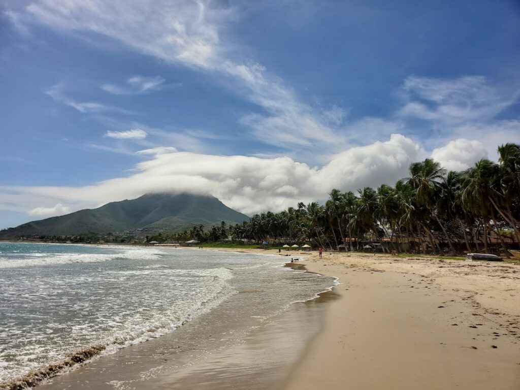 Playa El Tirano, a unos 1.6 km de Palmazul Suites