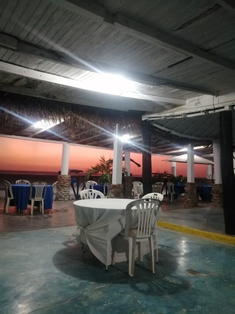 Tropical Point Restaurant/Bar, a unos 450 m de SUNSOL Punta Blanca